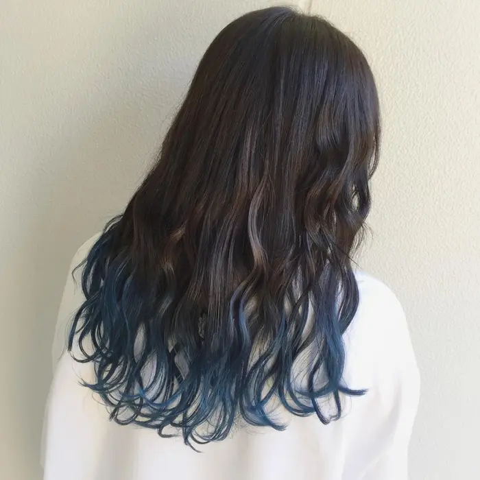 毛先をオレンジ味のないくらいまでブリーチカラーしてから デザインカラーで発色の強い青を入れました アンククロス原宿店所属 五十嵐 瑞樹 原宿のヘアカタログ ミニモ