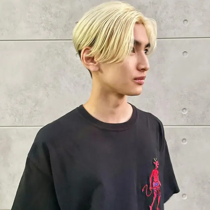 センターパート ブロンドカラー 刈り上げ Views Tokyo所属 お洒落なメンズヘア 表参道徒歩2分のヘアカタログ ミニモ