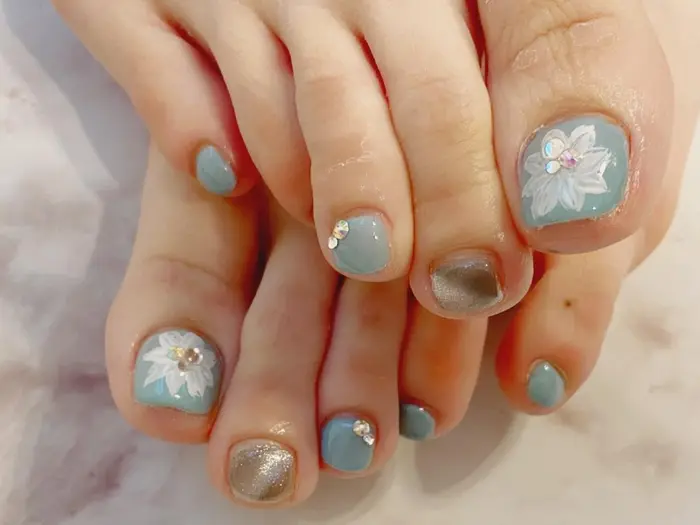 写真は フットネイルのフリーアート90分です 14 000円メニュ外 ご希望の方は チャットで申し Ellie Nail銀座店所属 エリー ネイルの ネイルデザイン ミニモ