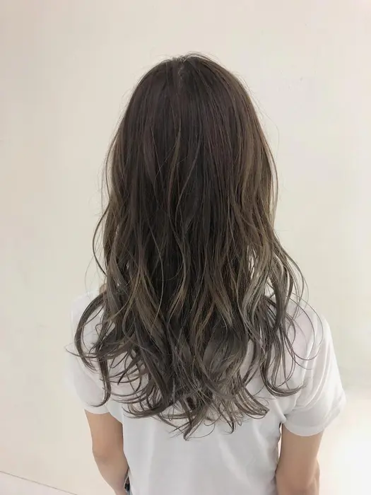 アッシュグレーグラデーション 夏らしいクールな仕上がりになります 巻いてもストレートでも可愛 Lian所属 Lian 丹治寿朗のヘアカタログ ミニモ