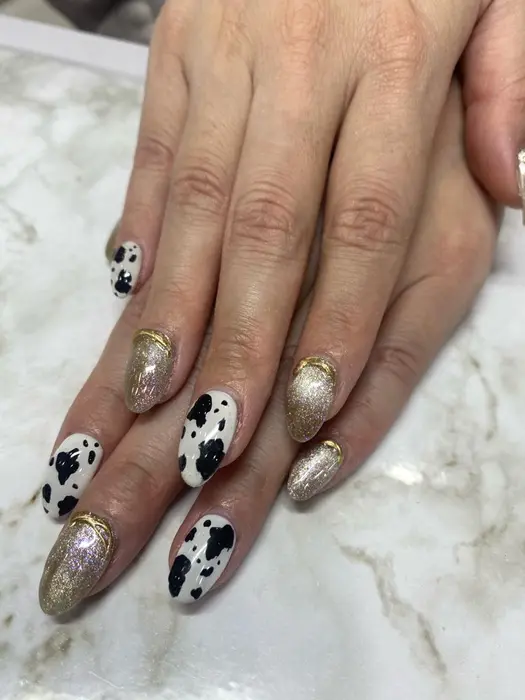 牛柄ネイル ギャラクシーネイル 18時以降ジェルやり放題メニュー Nail Salon Shandy所属 足立 恵美子のネイル デザイン ミニモ