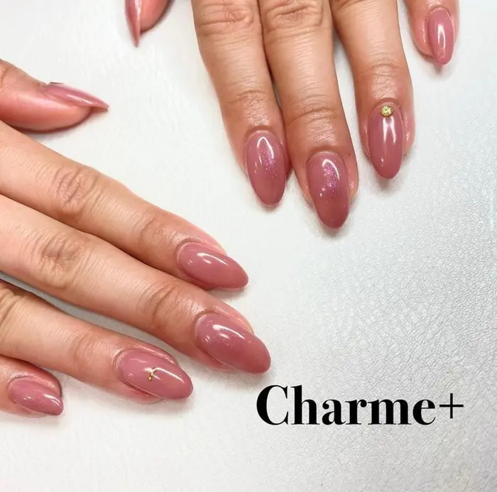 ワンカラーネイル ピンクネイル ゴールドネイル ちゅるんネイル 艶ネイル ニュアンスネイル トレン Charme 所属 Charme ｼｬﾙﾑﾌﾟﾗｽ のネイルデザイン ミニモ