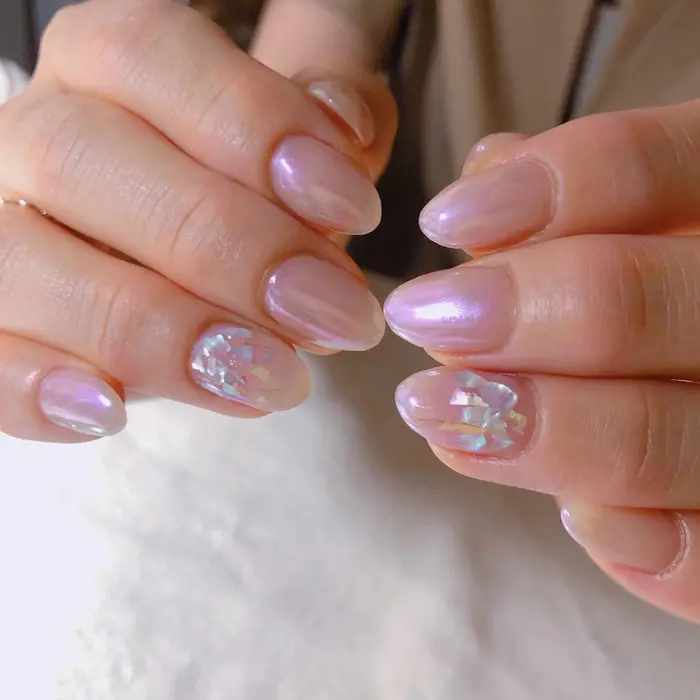 ホワイトピンクミラーとシェル埋め込み Nailsalon Nail Edit所属 Nail Editのネイル デザイン ミニモ