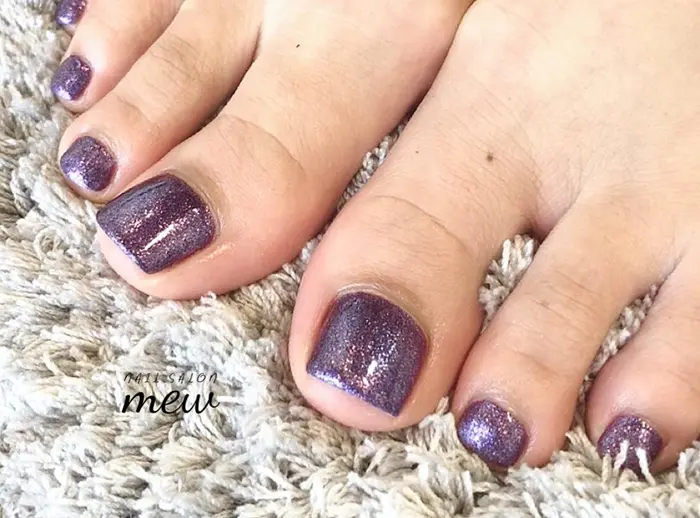 フットワンカラーデザイン ラメのたっぷり入ったパープルが とても際立ちますね 足元は濃いカラーも Nail Salon Mew所属 Nail Salon Mewのネイルデザイン ミニモ