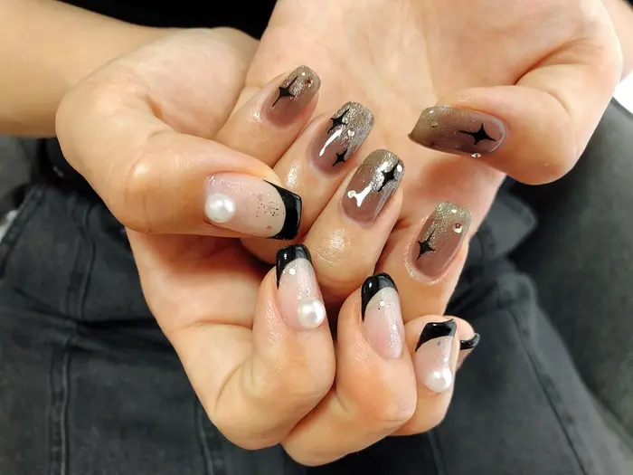 おしゃれなチグハグネイル フレンチネイル ラメホロネイル たまプラーザネイルサロン おしゃ Kikinailたまプラーザ店所属 Kikinail たまプラーザのネイルデザイン ミニモ