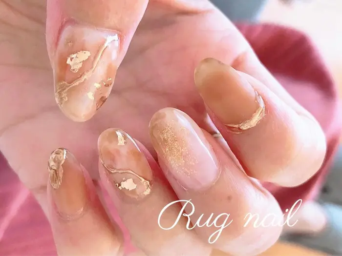 キャメルネイル 実際に爪に乗せるとこんな感じです ミラーや箔でキラキラしているけど フォーマルな Private Nail Salon Rug所属 Nail Salon Rugのネイルデザイン ミニモ