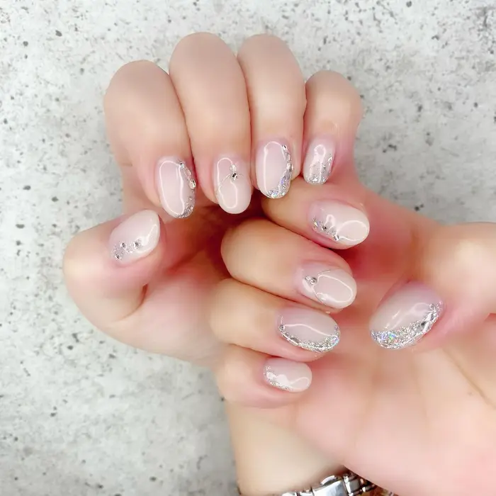 Instagram Kozue Nail ナチュラルカラーベースに 上品にガラスラメアート Private Nail Salon K所属 Salon ｋのネイルデザイン ミニモ