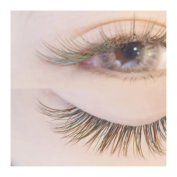 アップワードラッシュで自まつ毛上向き カラーエクステで外国人 Manon Garden所属 Natsuki のマツエクデザイン ミニモ