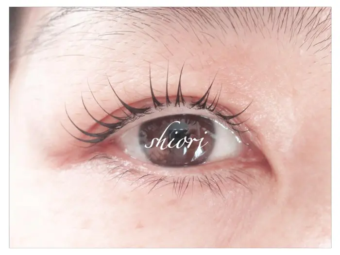 目頭から目尻の全てのまつげを1本ずつ上げていきます まつげ専門店 Garden所属 宮崎 詩織 のマツエクデザイン ミニモ