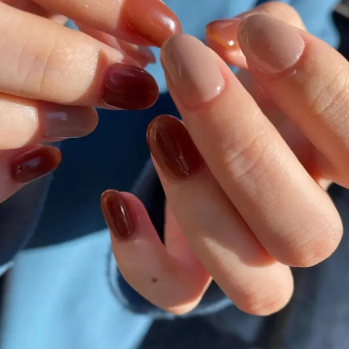 お洒落ワンカラー 透け感のあるちゅるんとカラー人気です ワンカラーネイル ブラウンネイル Laughl所属 山本ほのか Laughlのネイル デザイン ミニモ