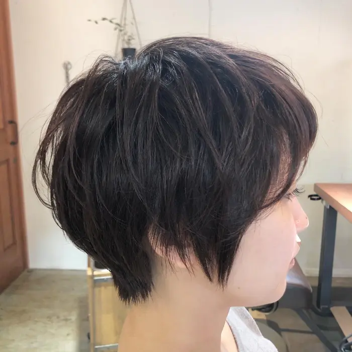 表面の動きが出しやすいポイントパーマ より女性らしくなるショートスタイル Log所属 Matsui Chicaのヘアカタログ ミニモ 表面の動きが出しやすいポイントパーマ より女性らしくなるショートスタイル Log所属 Matsui Chicaのヘアカタログ ミニモ