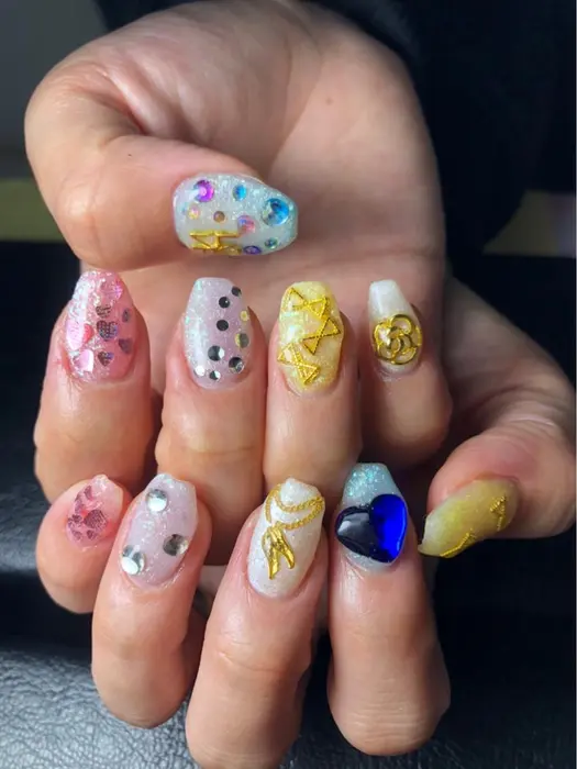 ちょーキュート カラフルな梅雨ネイル キラキラパステルでド派手すぎない可愛さ 鬱陶しいジトジトな しーちゃんネイル所属 しーちゃんネイル 夜間深夜専門の ネイルデザイン ミニモ