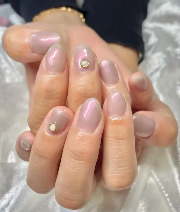 偏光パールのワンカラー パーツ追加デザイン ワンカラーでも可愛お色味です Lily Nail所属 遠藤 唯菜のネイルデザイン ミニモ