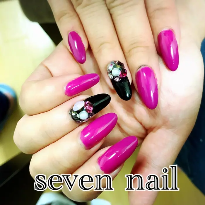 パーティーネイル 大人派手 ビジューネイル ｖカットネイル Seven Nail所属 名倉 なな子のネイルデザイン ミニモ
