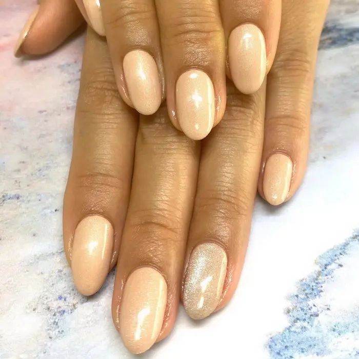 予約はお気軽に サロンは新宿三丁目駅から6分伊勢丹から6分 ベージュカラー ラメ入り にマグ Yoshinonail所属 Yoshino Nailの ネイルデザイン ミニモ