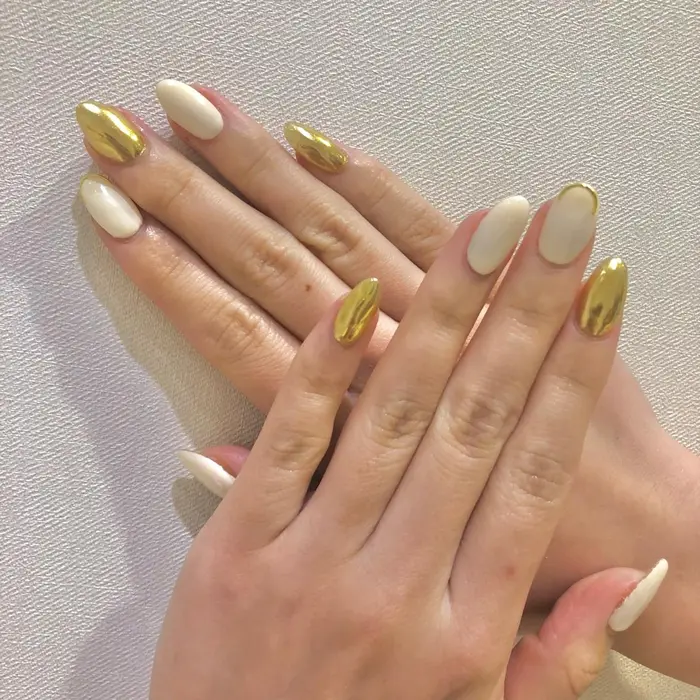スタッズパーツ追加 100 ご新規様ミラー追加 100 アイボリーとゴールドミラーの組み Go Today Shaire Salon 原宿 Verno店所属 Cheshika ネイリスト しょうこのネイルデザイン ミニモ