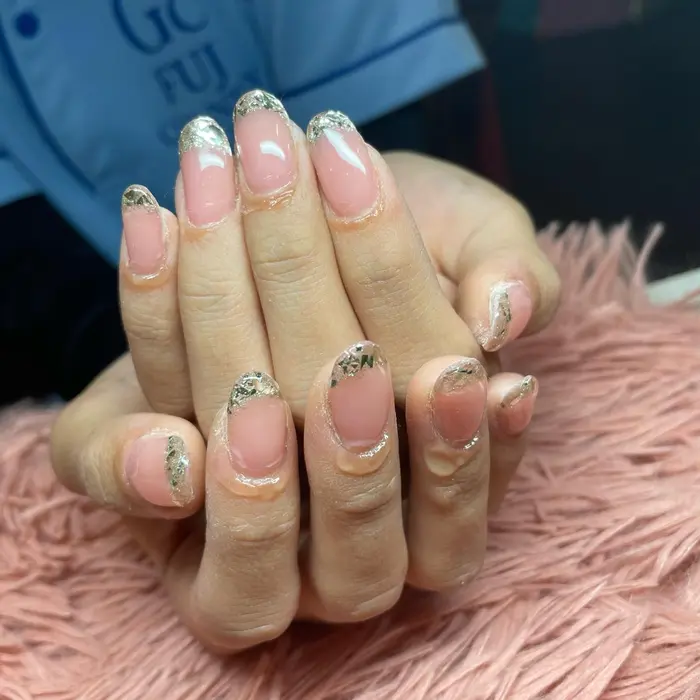 ピンクベースのガラスフレンチネイル シンプルすぎない上品ネイルでおすすめです 7 Snail所属 深澤 美緒のネイルデザイン ミニモ