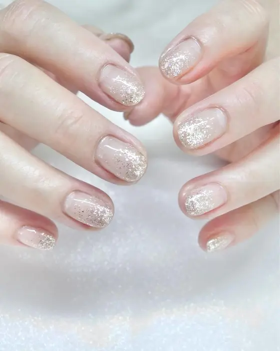 ラメグラデーション キラキラが夏らしくて可愛い Nanara Nail所属 やまなか ちえみのネイルデザイン ミニモ