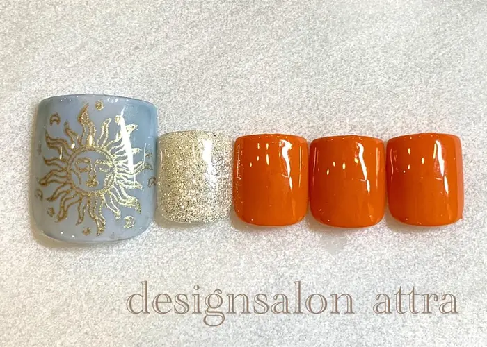 フットシンプルコースの新作です オレンジ シルバー ブルー 親指の太陽スタンプネイルがポイントです デザインサロンattra所属 Attra Miyoのネイルデザイン ミニモ