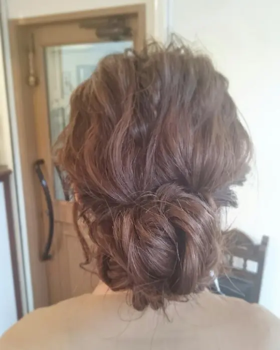 シニヨン ヘアセット カチッとし過ぎない どんなシーンにも合うカジュアルなヘアアレンジです Merci所属 富山 恵美のヘア カタログ ミニモ