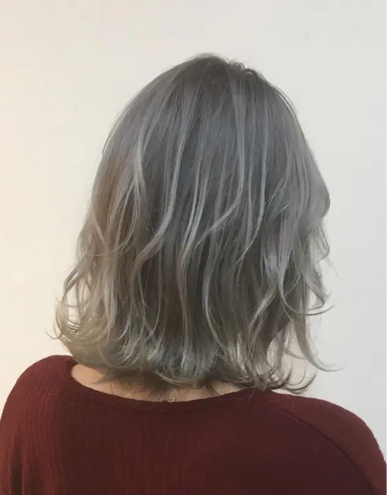 全頭ブリーチ3回 ホワイティアッシュ White所属 草柳 祥平のヘアカタログ ミニモ