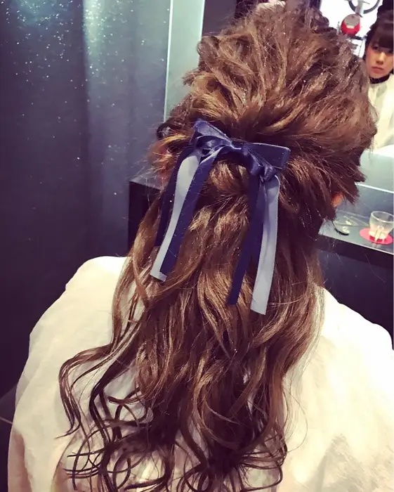 ヘアアレンジ 波ウェーブ リボンハーフアップ 男子ウケ間違いなし な モテ系ハーフ Earth錦糸町店所属 中村 凌のヘア カタログ ミニモ