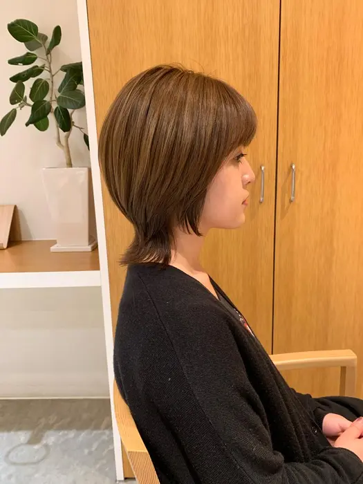 お顔周りはタイトに 襟足は肩に当たる長さで外ハネしやすい長さです 頭の形に合わせて クビレさせるの ヘアドゥ千葉店所属 中尾 文哉のヘア カタログ ミニモ