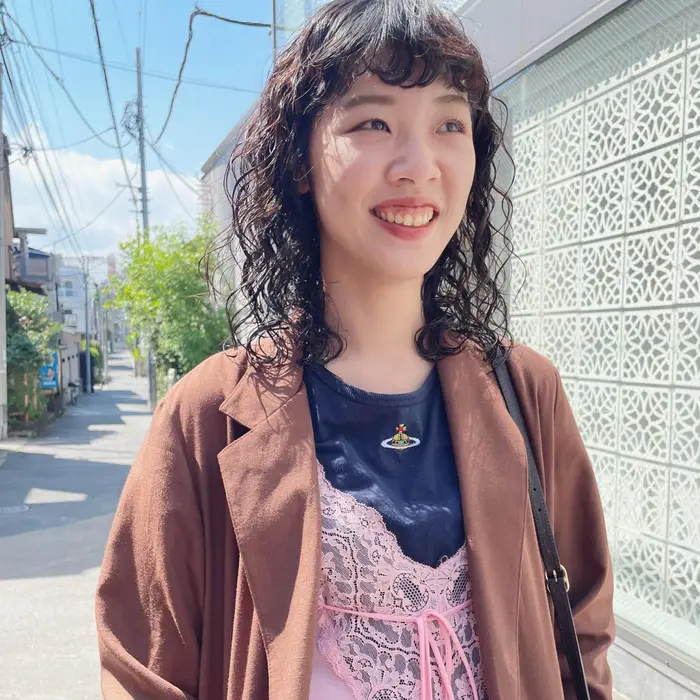 くるくるパーマとファッションの組み合わせ 黒髪ウエットのハードパーマ 古着に合わせるだけでも Pledica所属 サトウ リョウのヘアカタログ ミニモ