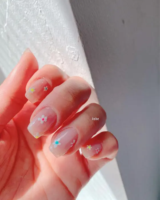 アメリカで流行中の手書き花nail もぅ本当にカワイイです Ann Nail Tokyo所属 Ann Nailのネイル デザイン ミニモ アメリカで流行中の手書き花nail もぅ本当にカワイイです Ann Nail Tokyo所属 Ann Nailのネイル デザイン ミニモ