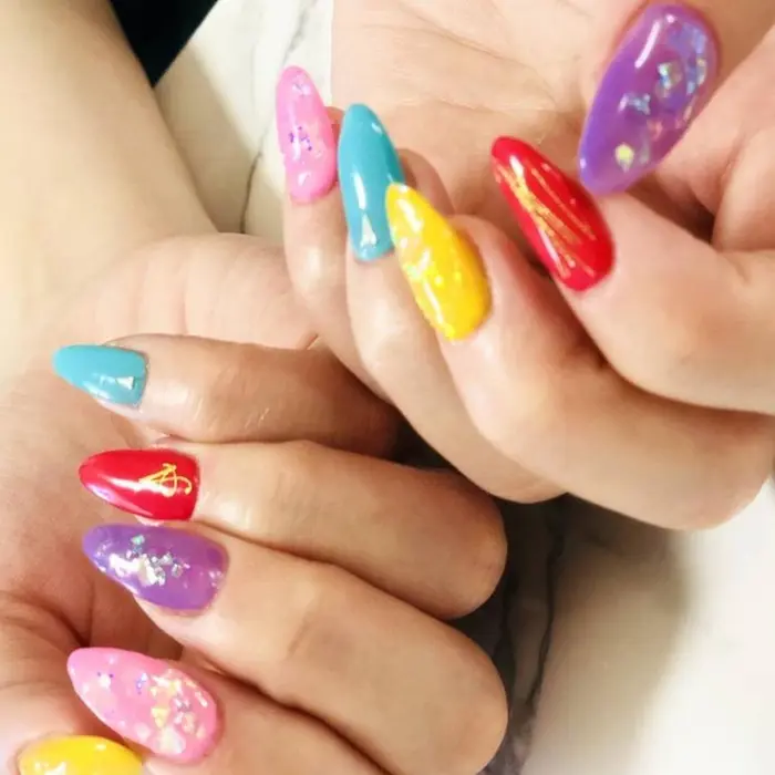 カラフルネイル ５色の色合いが華やかなネイル Private Salon Chance所属 Chance チャンス のネイル デザイン ミニモ