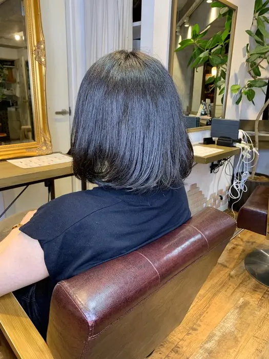 ダークブルーアッシュ アディクシーカラーなら赤みを消し 暗い髪色でも重たくならず透明感のある髪色に Rouland所属 透明感カラー 髪 質改善 藤田透のヘアカタログ ミニモ