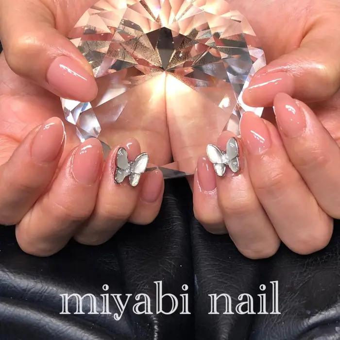 大人可愛いうる艶maojel 606 ハーム ポイントに韓国で人気3d蝶々パーツを付けて女子ネイ 自宅サロン Miyabi Nail所属 Miyabi Nail 桂川駅近くのネイルデザイン ミニモ
