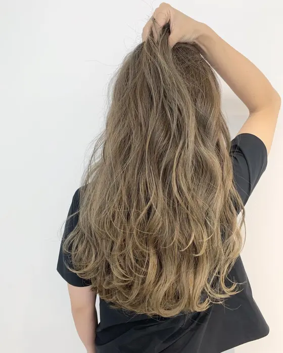 明るめのベージュは巻いた時に立体感か見えやすいです グロスベージュ Eleanor 自由が丘店所属 菅原 裕介のヘア カタログ ミニモ