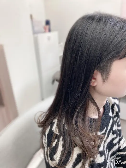 サイドの内側を刈り上げてすっきり 個性的なヘアに ミルミー美容室所属 齎藤 七海子のマツエクデザイン ミニモ