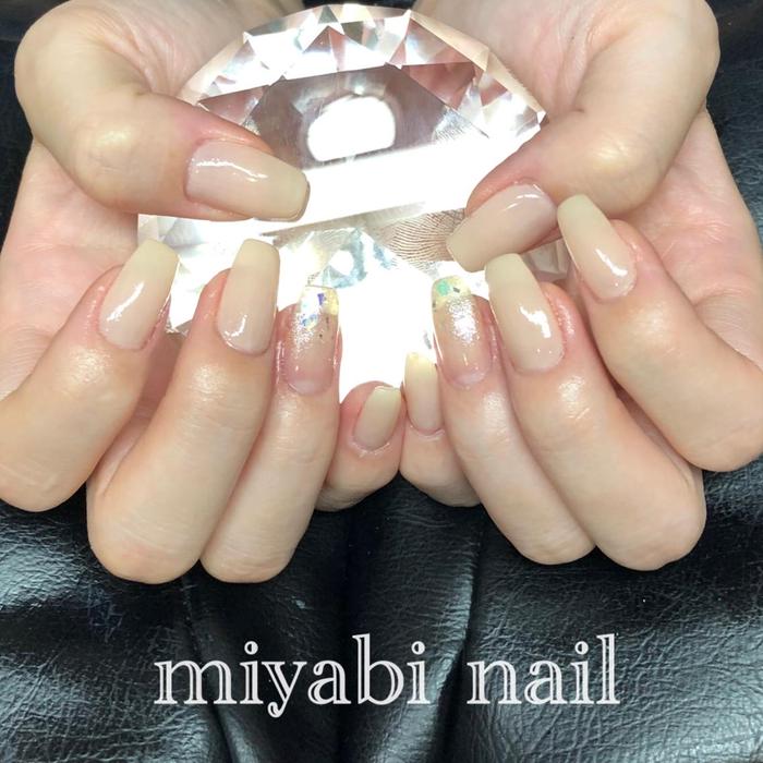持ち込みデザイン Olさん オフィスネイル 肌馴染みの良いベージュポイントにラメ ホロ 自宅サロン Miyabi Nail所属 Miyabi Nail 桂川駅近くのネイルデザイン ミニモ