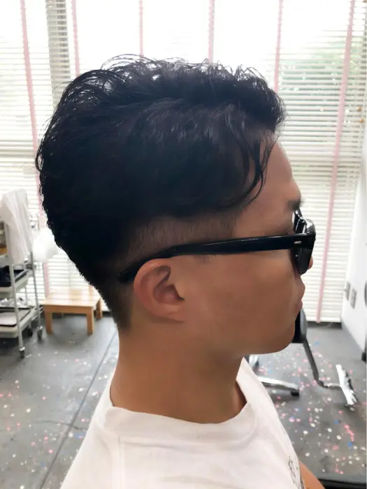 ツーブロック 後ろ刈り上げでトップは長めで七三分けの似合うスタイルです Hairroom所属 Hair Make Nahoのヘアカタログ ミニモ