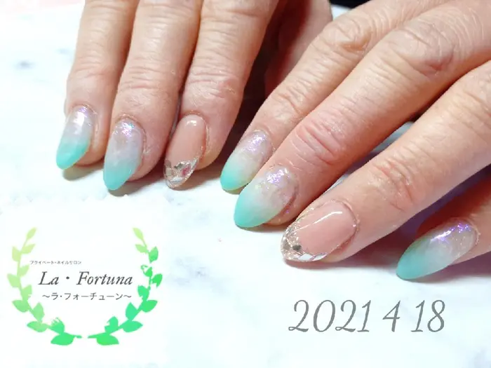 ガラス風ネイル ミントグリーンでグラデーションで爽やかな 春デザインです La Fortuna ラ フォーチューン 所属 La Fortuna ラ フォーチューンのネイルデザイン ミニモ