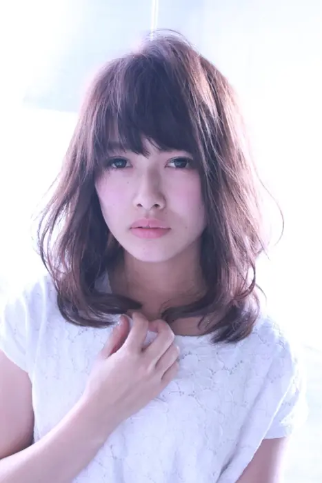 セミロングのレイヤースタイル 春らしく抜け感のあるスタイルはいかがですか Sign Post所属 井出 健太のヘアカタログ ミニモ