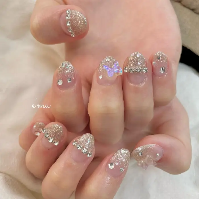 ワンホンネイル 蝶々ネイル キラキラネイル チェーンネイル 韓国ネイル Private Nail Salon E Mu所属 Nail Salon E Muのネイルデザイン ミニモ