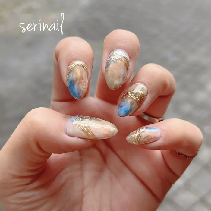 絵画のようなニュアンスネイルミラーを乗せてゴージャスに 絵画ネイル ニュアンスネイル ミ Serinail所属 Yu Miのネイル デザイン ミニモ