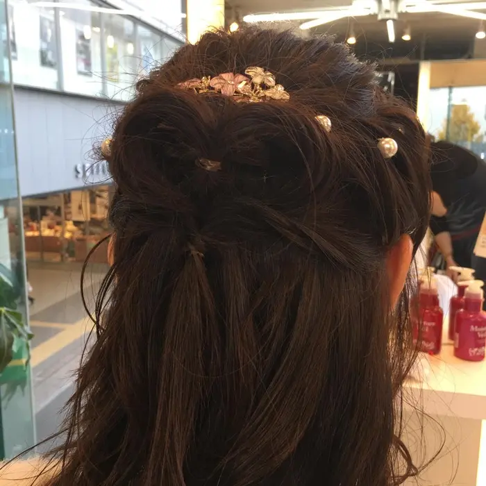 ハーフアップアレンジ 真ん中にハートを作ってふわふわにお仕上げです Luck成城所属 ワタナベ ミズキのヘアカタログ ミニモ