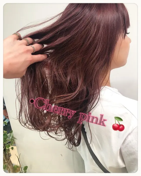 チェリーピンク ピンクベージュ ピンク ハイトーン ブリーチ 派手髪お考えの方 是非自分にお任せ Sai所属 ホワイトイヤリング カラー涼介のヘア カタログ ミニモ