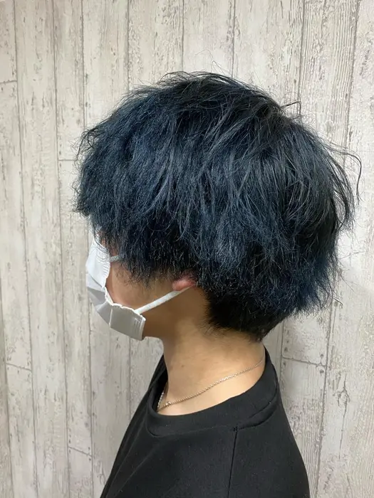 メンズのブルーブラック 普段は暗く 光に当たると透明感の出るカラーです メリット 黒染め Ragcie所属 髪質改善 デザイン カラー Rikuのヘアカタログ ミニモ
