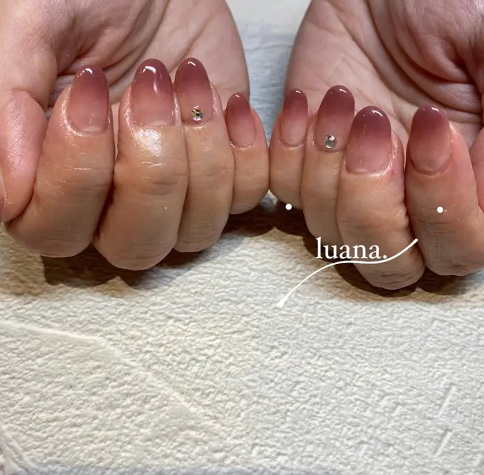冬にぴったりのカラーグラデーションです ストーン50円 を付けるとより華やかです Luana所属 小島 萌のネイルデザイン ミニモ