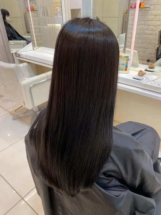 暗髪blueblackカラー 黒に近いブルーの色味です 太陽光に当たるとツヤが輝きます Bibi Delight所属 チーフ 似合わせ特化 松田歩のヘアカタログ ミニモ