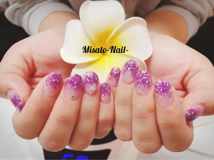 ご新規のお客様 次回も同じ料金 パープルのラメグラ とってもあキラキラしてて 薬指のパステル Misato Nail 所属 Misato Nailの ネイルデザイン ミニモ