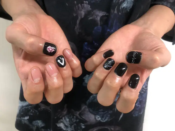 ゲームとブランドロゴネイル 右手の親指は事前オーダー別途00円です Nail Eyelash Freak所属 Nailsalon Freakの ネイルデザイン ミニモ