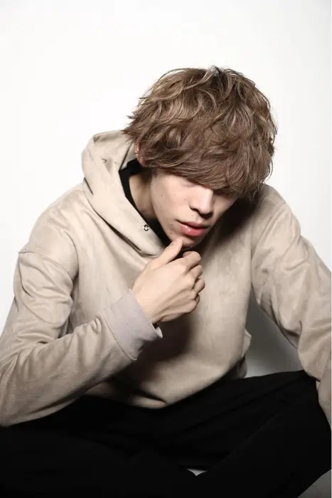 ソフトスパイラル バブルマッシュ ゆるく散らすソフトスパイラルパーマ Brace 心斎橋所属 心斎橋 メンズ特化 辰井 翼 のヘアカタログ ミニモ