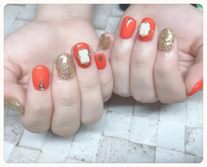 パーツたくさんで高級感 リンパドレナージュ ネイル りなる所属 尾関 理紗子のネイルデザイン ミニモ