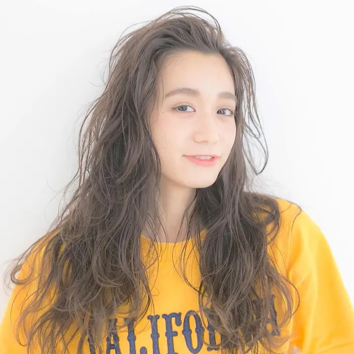 胸下ロングスタイル 顔周りに動きが出るようにアゴ下ラインからレイヤーを入れて軽さを出す 全体にはロー Hair Salon Murmur 中野店 マーマー 所属 Mur Mur のヘアカタログ 20200321112728 ミニモ
